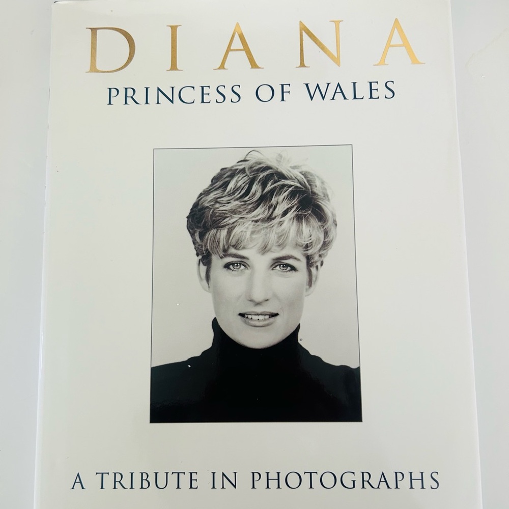 US 1997 ©️ Hardcover Diana Collectible Pictures and Biography Coffee Table Book